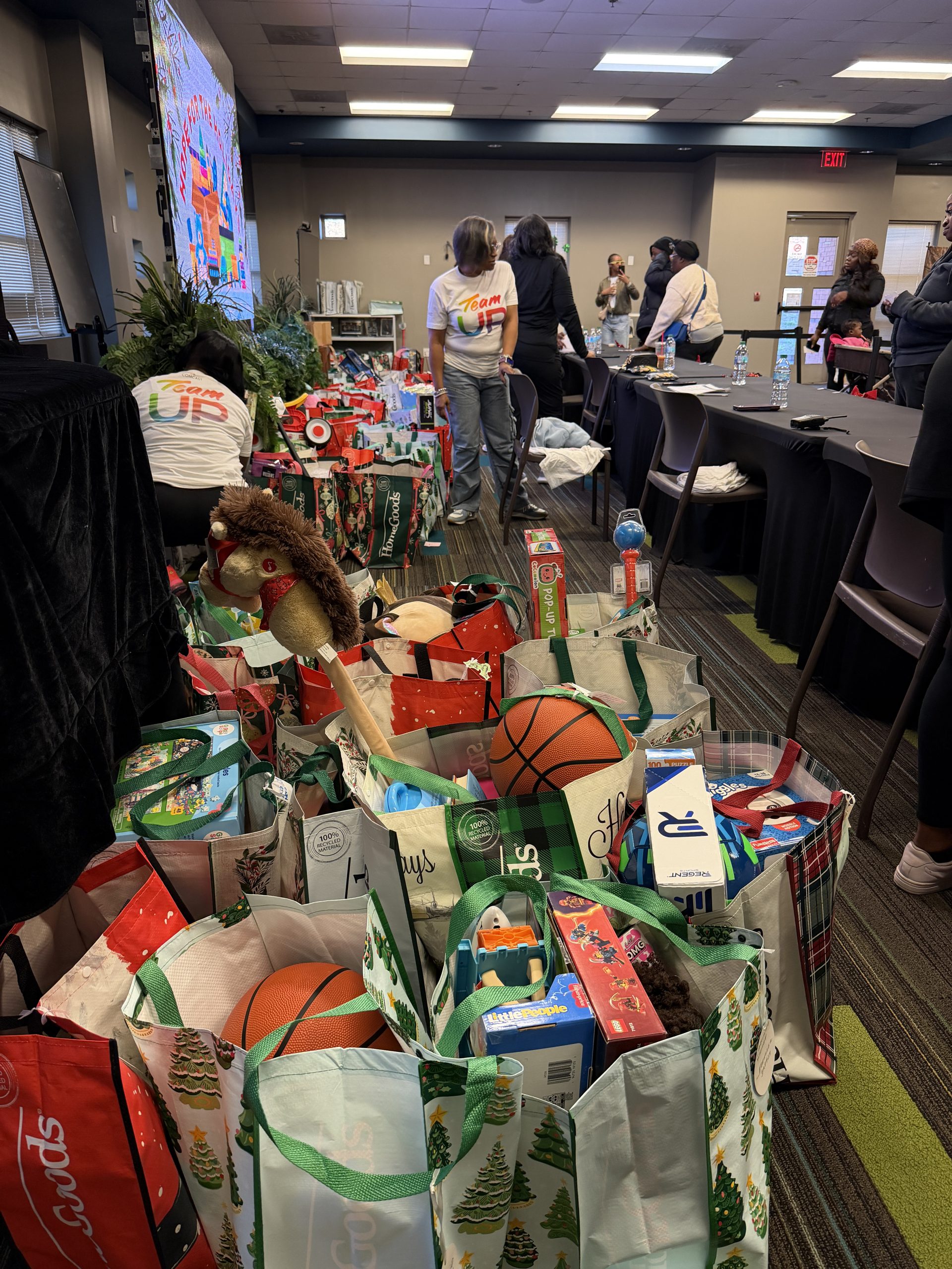 Ebenerzer Baptist Church and Comcast hosts ‘Hope for the Holidays’